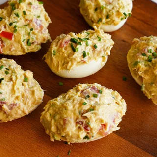 Huevos rellenos con atun y hierbas