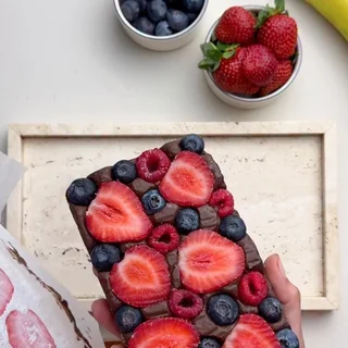 Brownie helado de chocolate y frutos