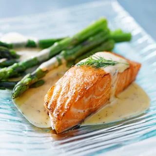 Salmón con queso suave y espárragos