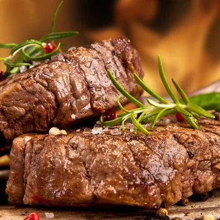 Carne con pimienta y romero